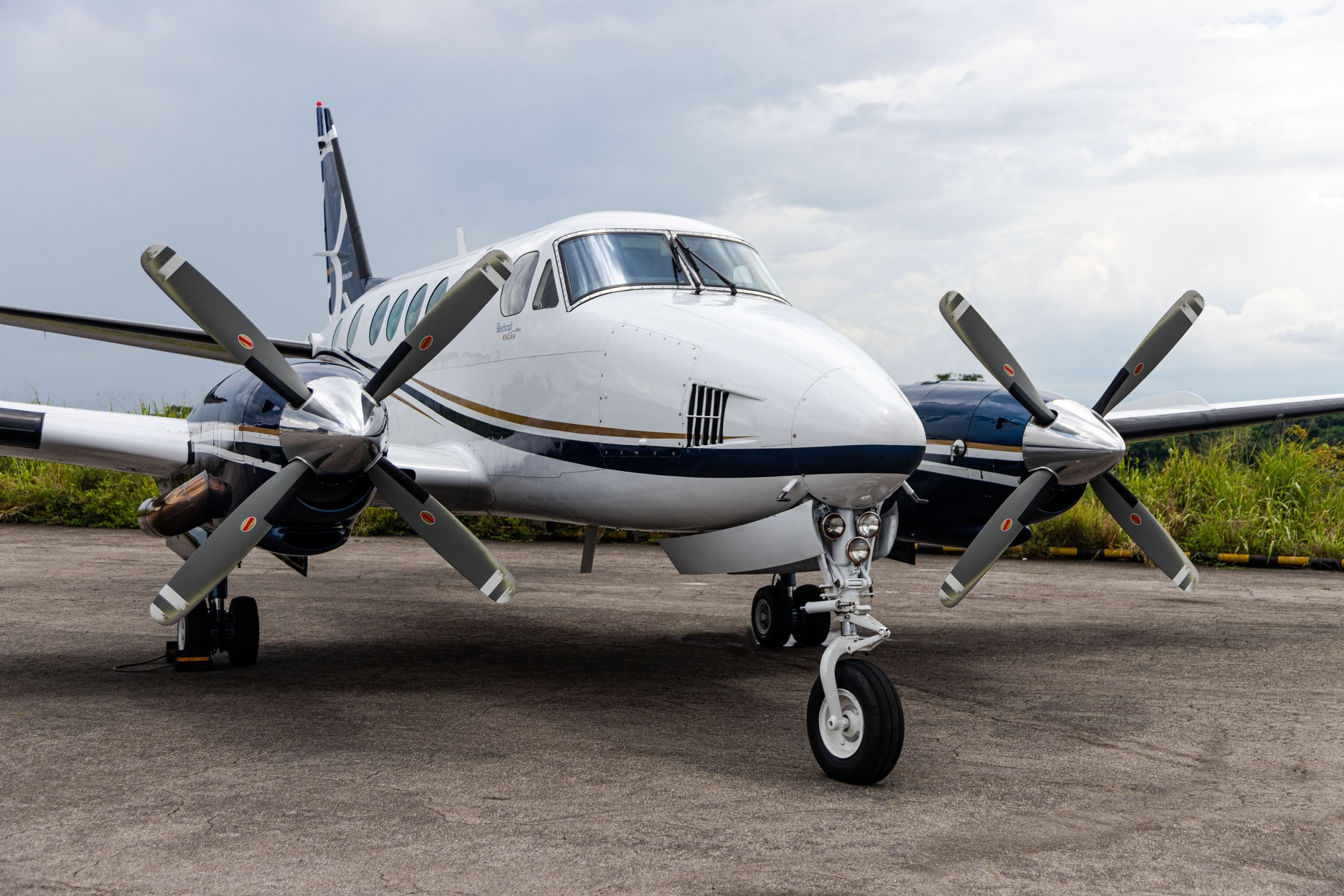 KING AIR B100 aircraft hero image
